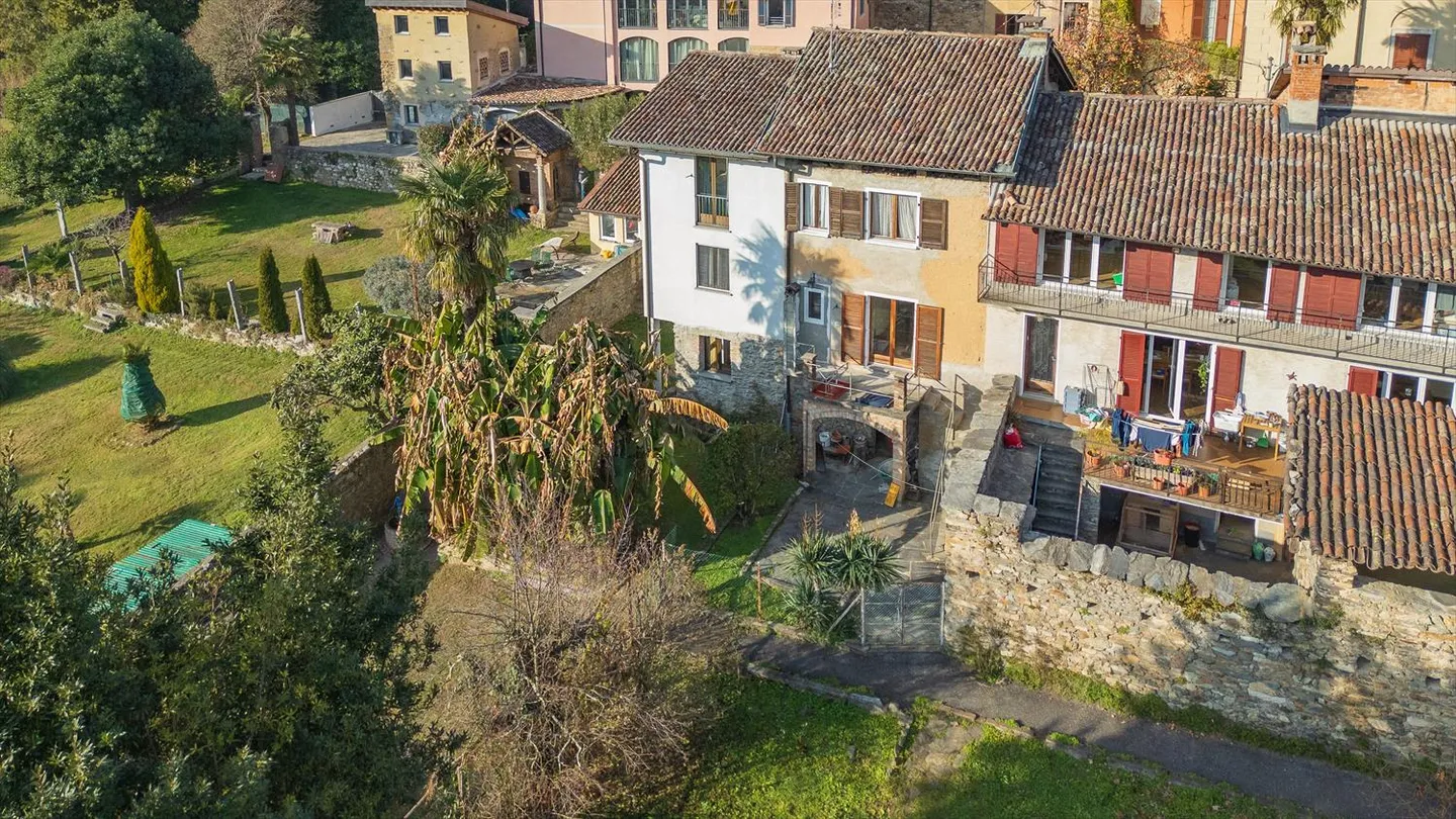 Casa con 4,5 stanze e stalla da ristrutturare a Barbengo - Foto 1 di 9