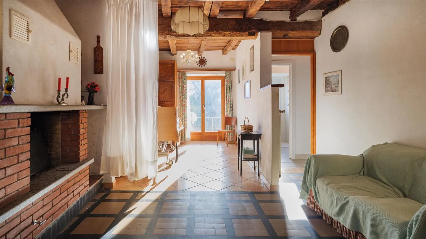 Casa con 4,5 stanze e stalla da ristrutturare a Barbengo - Foto 2 di 9