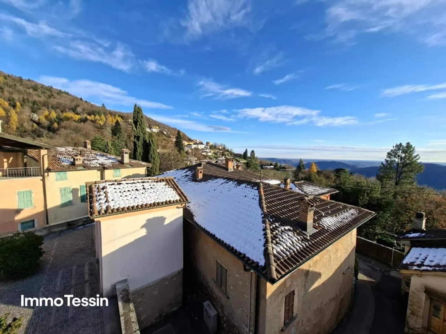 RENDEMENT: Élégante maison multifamiliale luxueusement rénovée avec 3 appartements dans un endroit panoramique ensoleillé et calme - Photo 1 sur 13