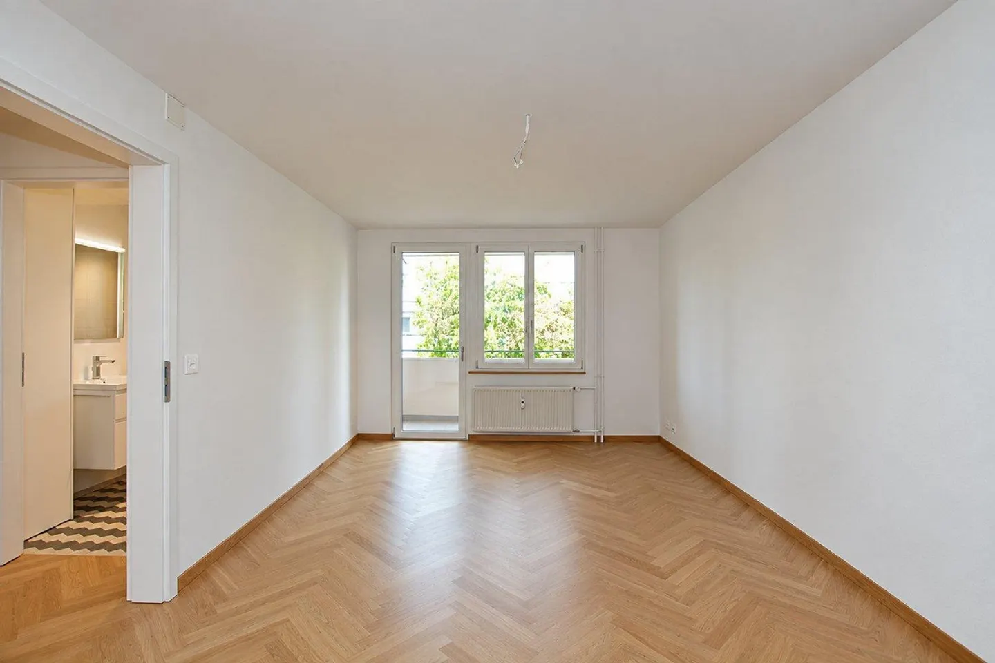 First rental after complete renovation | Stylish living with balcony to the courtyard - Photo 2 of 9