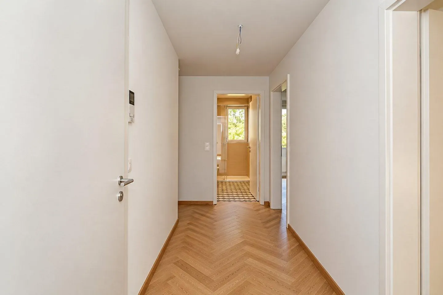 First rental after complete renovation | Stylish living with balcony to the courtyard - Photo 3 of 9