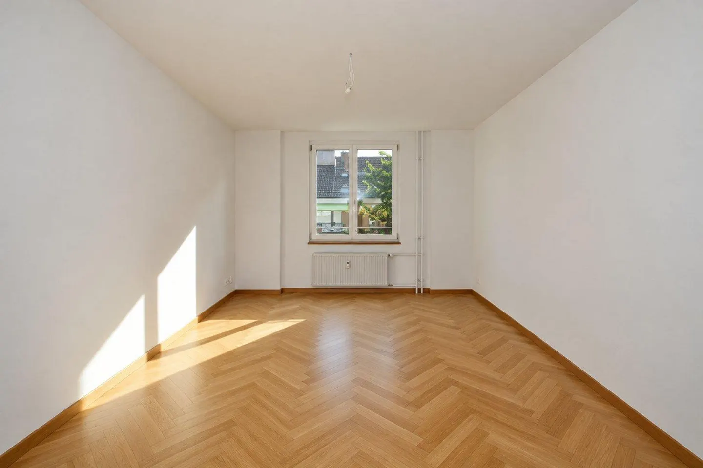 First rental after complete renovation | Stylish living with balcony to the courtyard - Photo 4 of 9