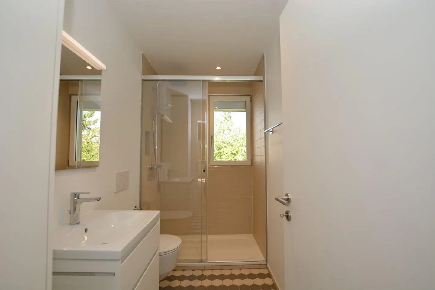 First rental after complete renovation | Stylish living with balcony to the courtyard - Photo 7 of 9