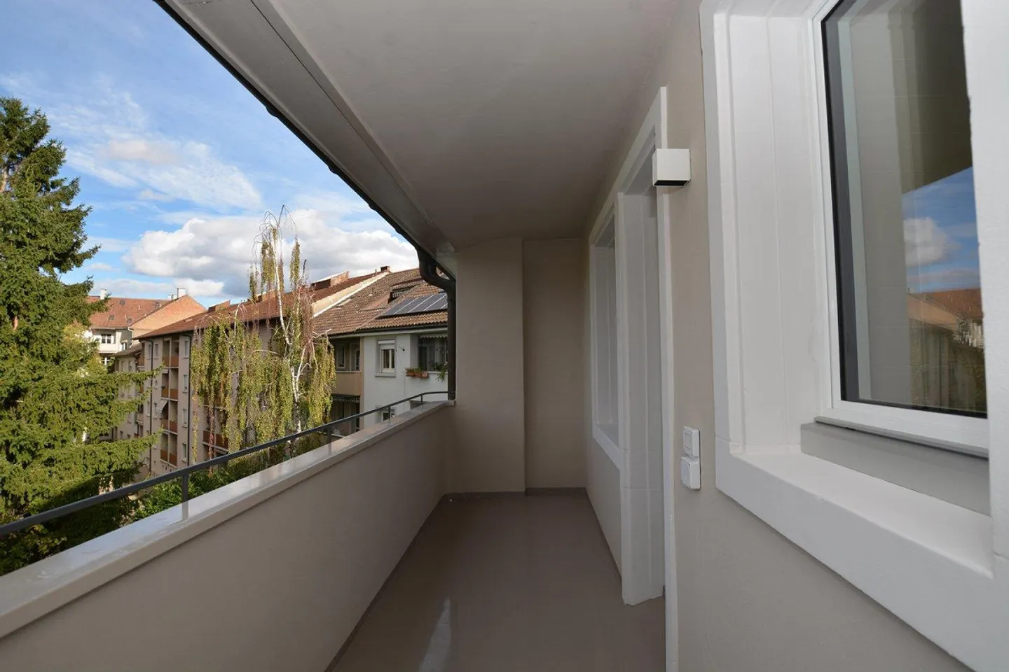 First rental after complete renovation | Stylish living with balcony to the courtyard - Photo 8 of 9