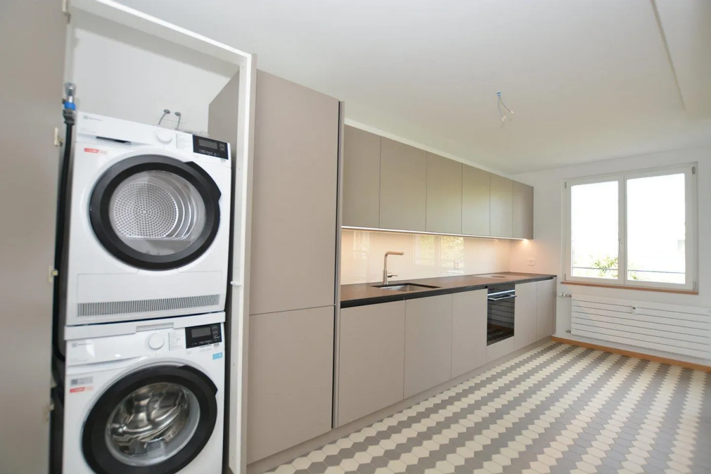 First rental after complete renovation | Stylish living with balcony to the courtyard - Photo 9 of 9