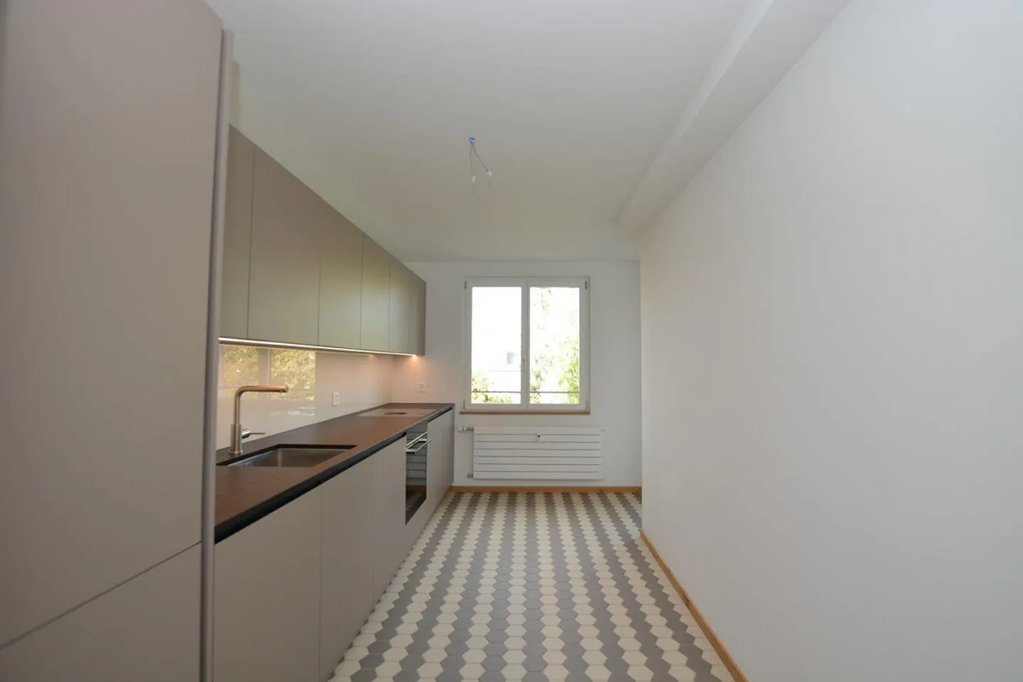 First rental after complete renovation | Stylish living with balcony to the courtyard - Photo 6 of 9