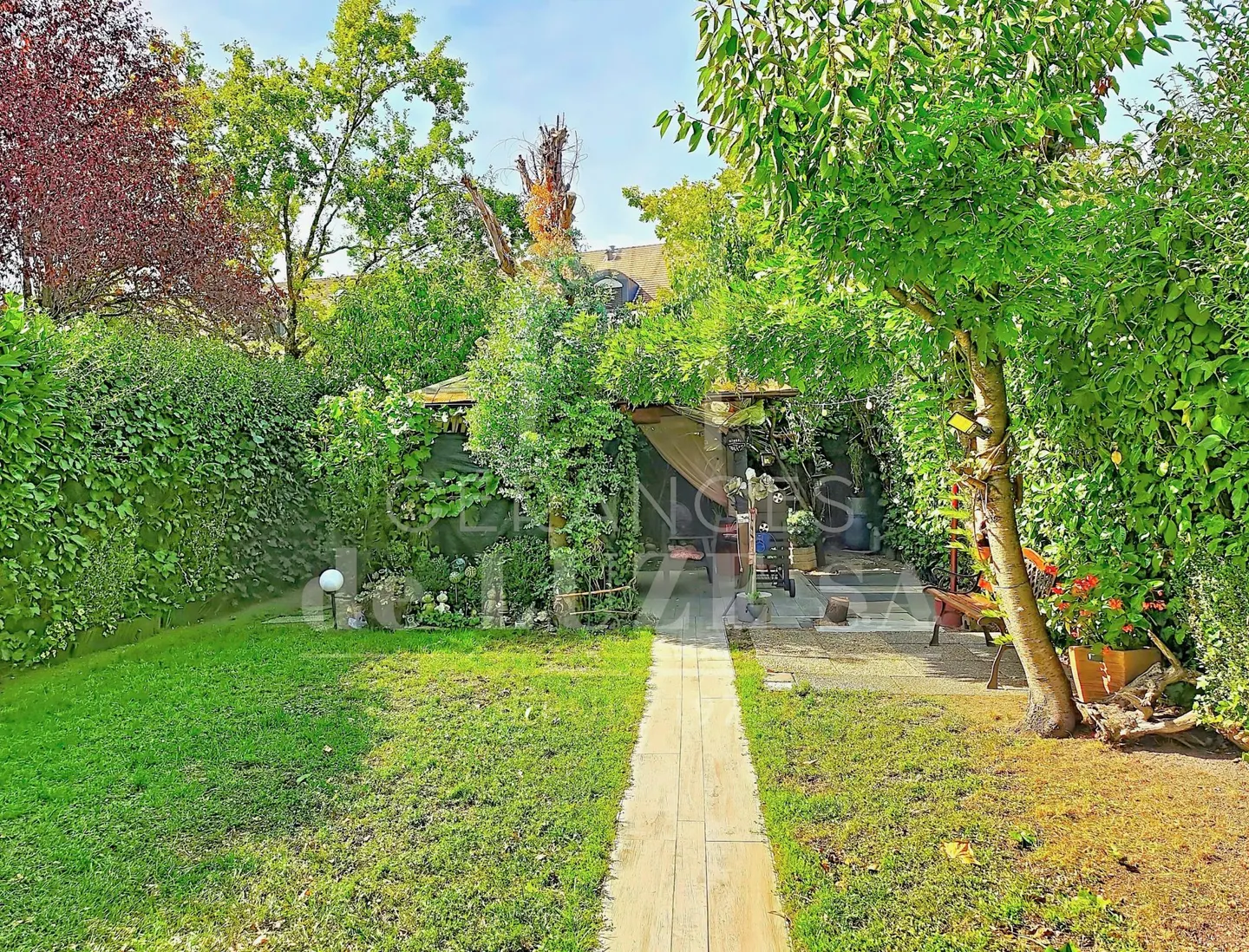Charming Family Villa in Bellevue - Photo 7 of 29