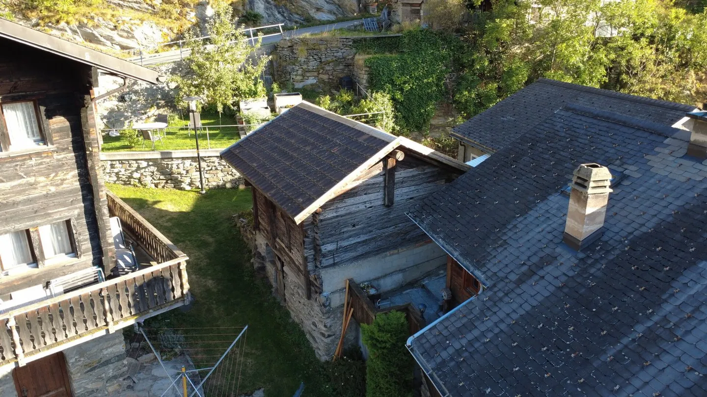 Terrain idyllique avec étable aménageable dans un emplacement ensoleillé - Photo 7 sur 13