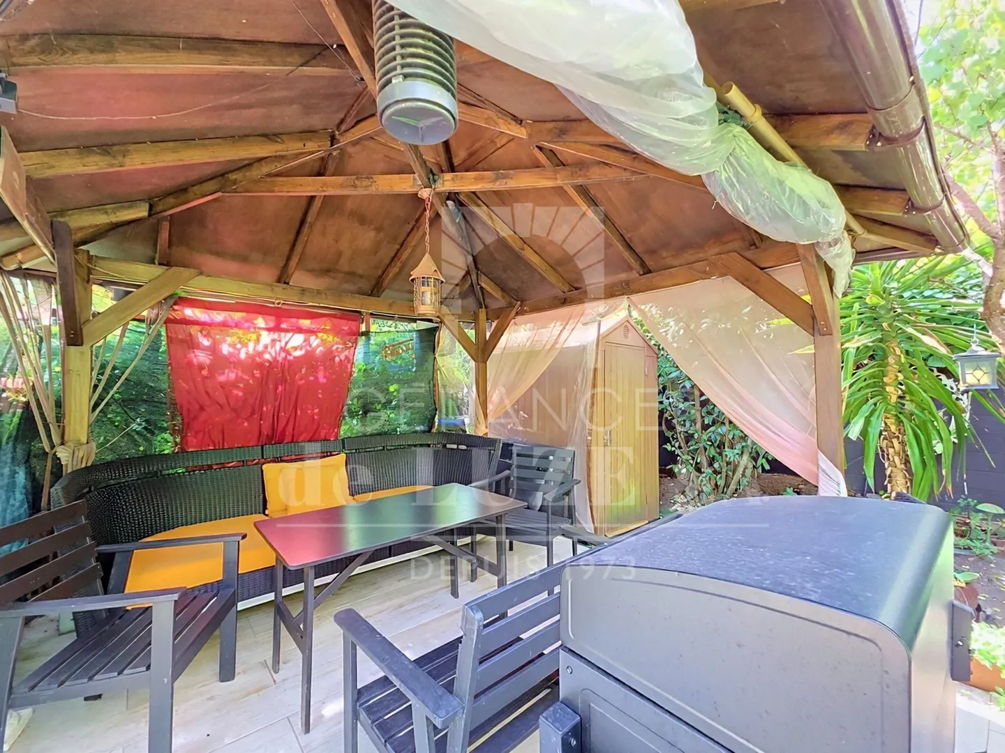 Charming Family Villa in Bellevue - Photo 10 of 29