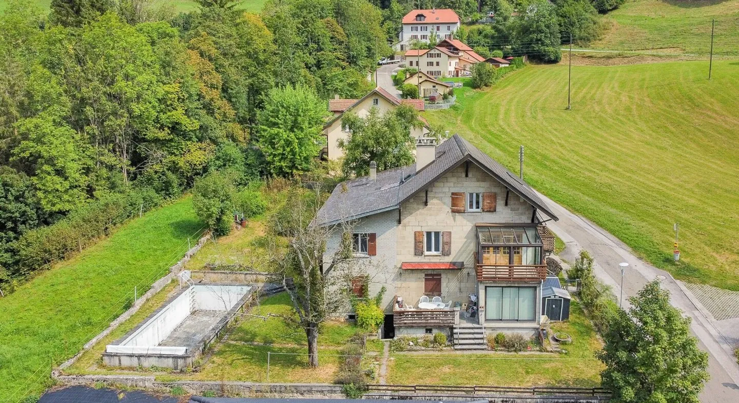 Casa con 3 appartamenti, garage e grande giardino - Foto 1 di 27