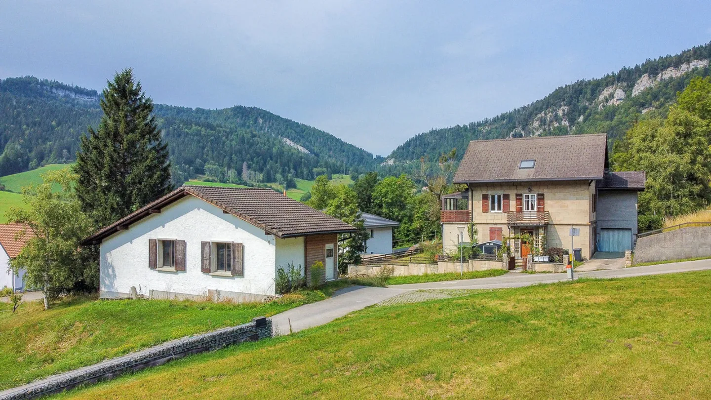 Casa con 3 appartamenti, garage e grande giardino - Foto 2 di 27