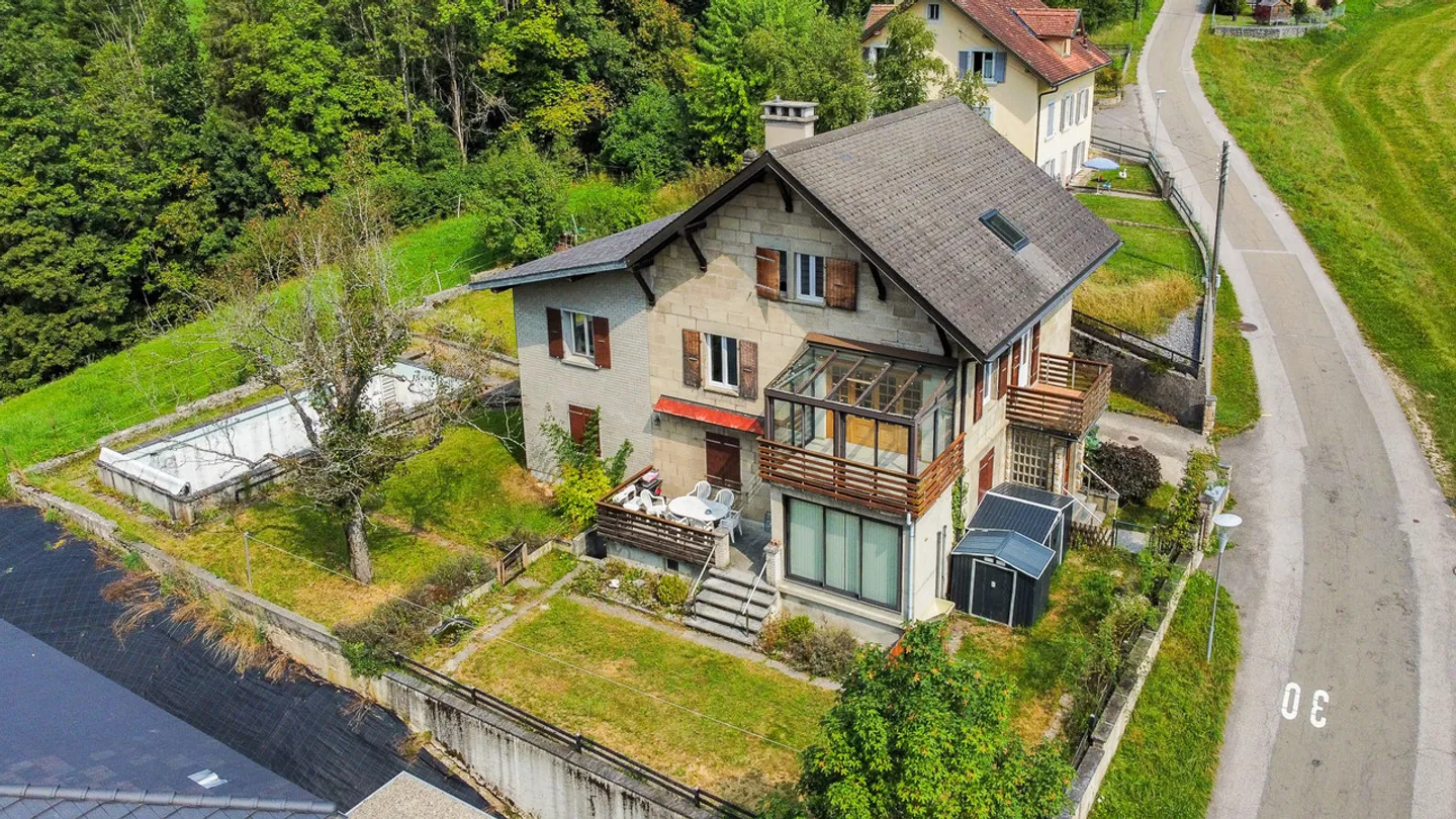 Casa con 3 appartamenti, garage e grande giardino - Foto 3 di 27