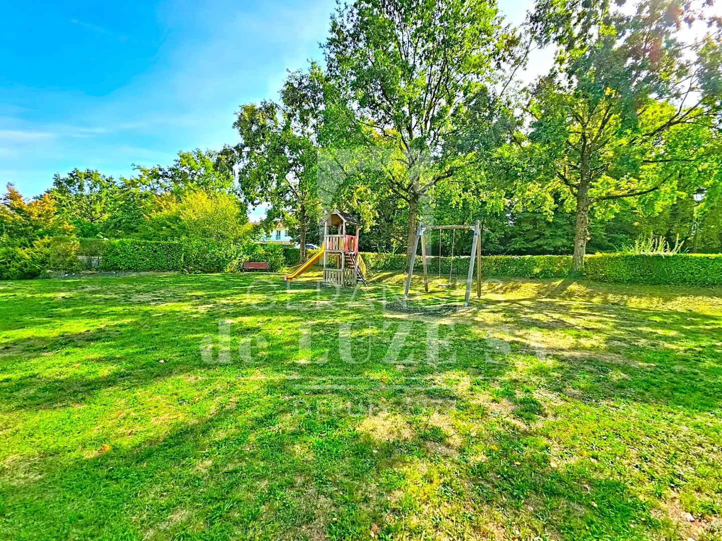 Charming Family Villa in Bellevue - Photo 26 of 29