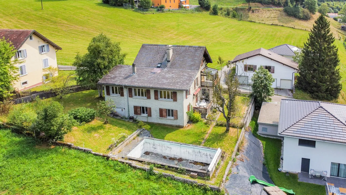 Casa con 3 appartamenti, garage e grande giardino - Foto 26 di 27