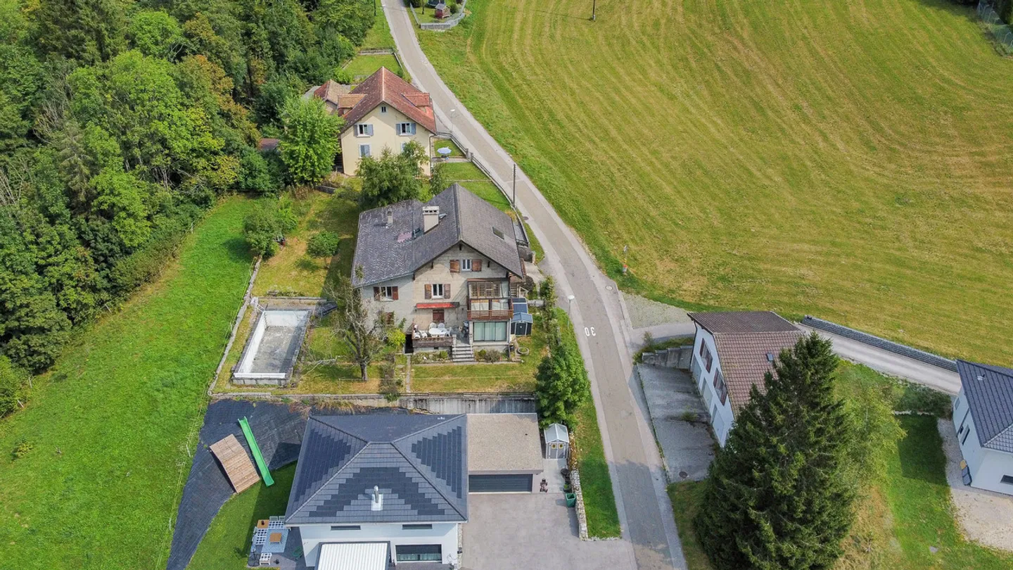Casa con 3 appartamenti, garage e grande giardino - Foto 27 di 27