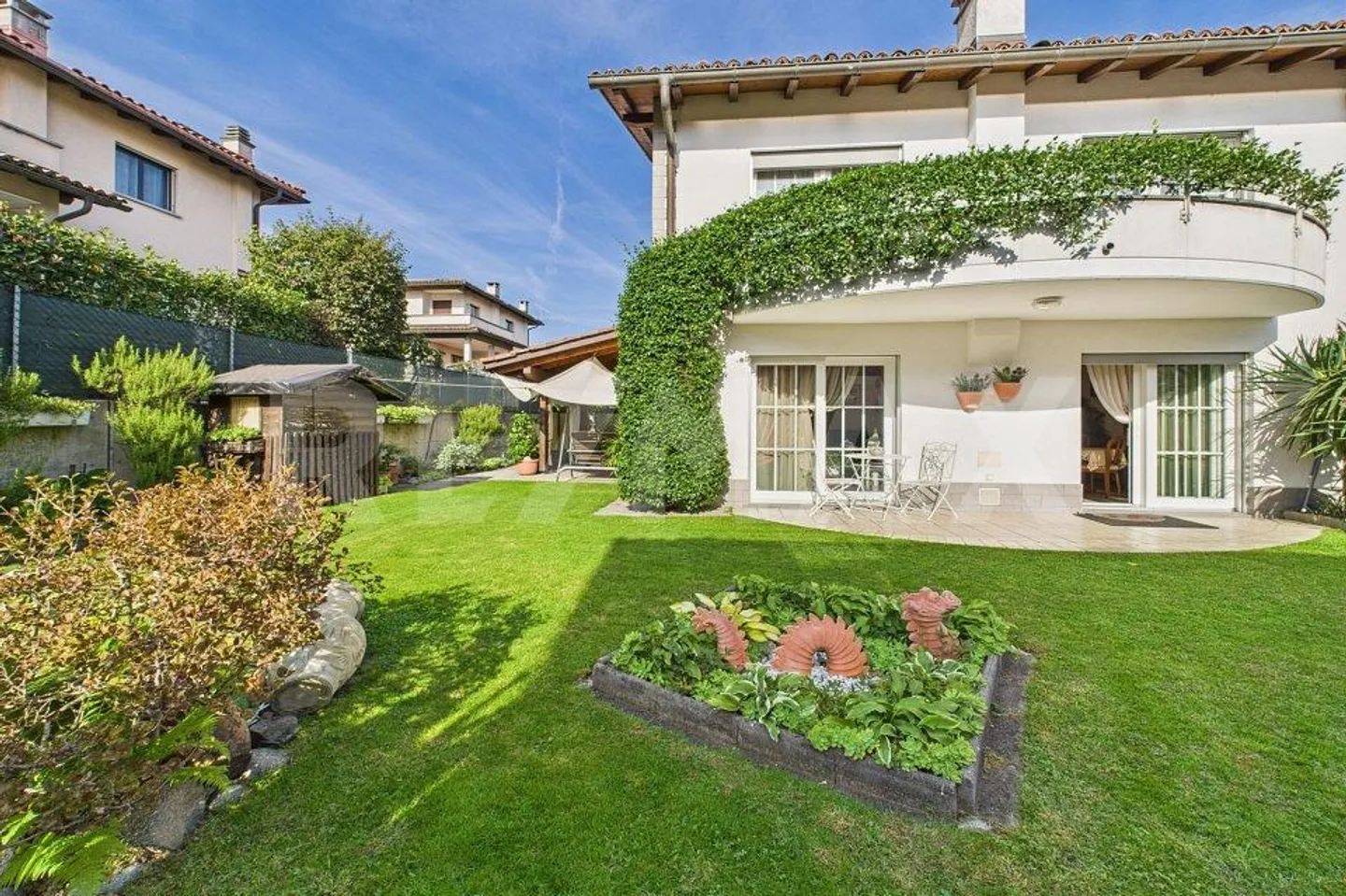 Elegant semi-detached house with beautiful garden in Bedano - Photo 1 of 13