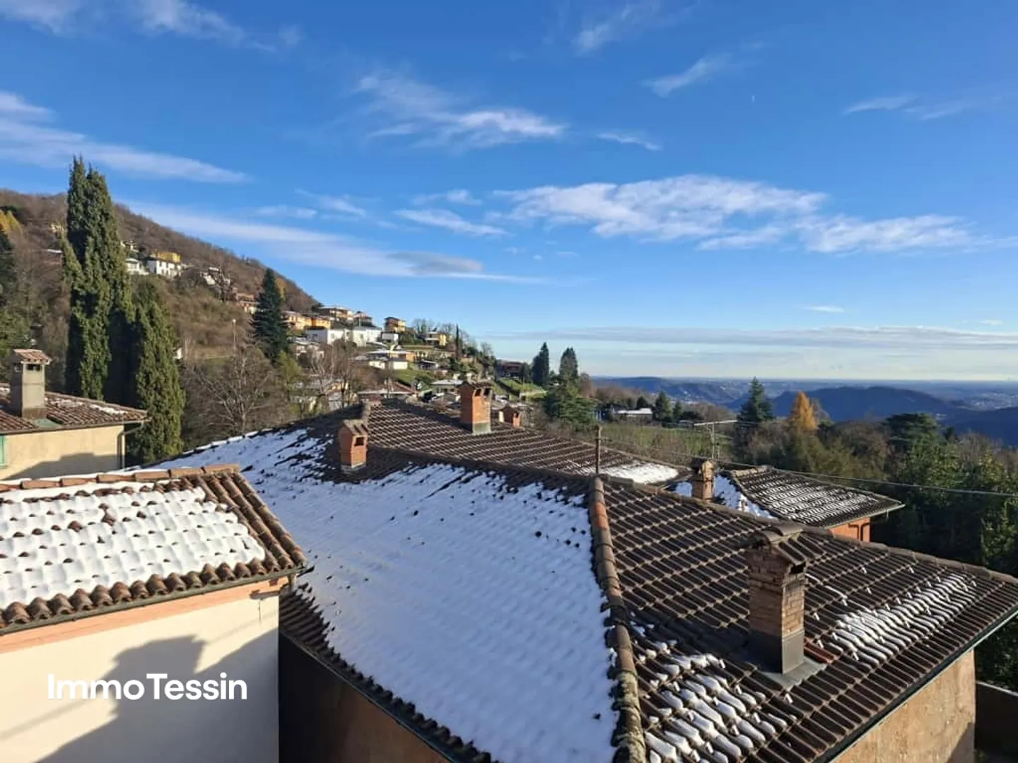 RENDEMENT: Élégante maison multifamiliale luxueusement rénovée avec 3 appartements dans un endroit panoramique ensoleillé et calme - Photo 2 sur 13