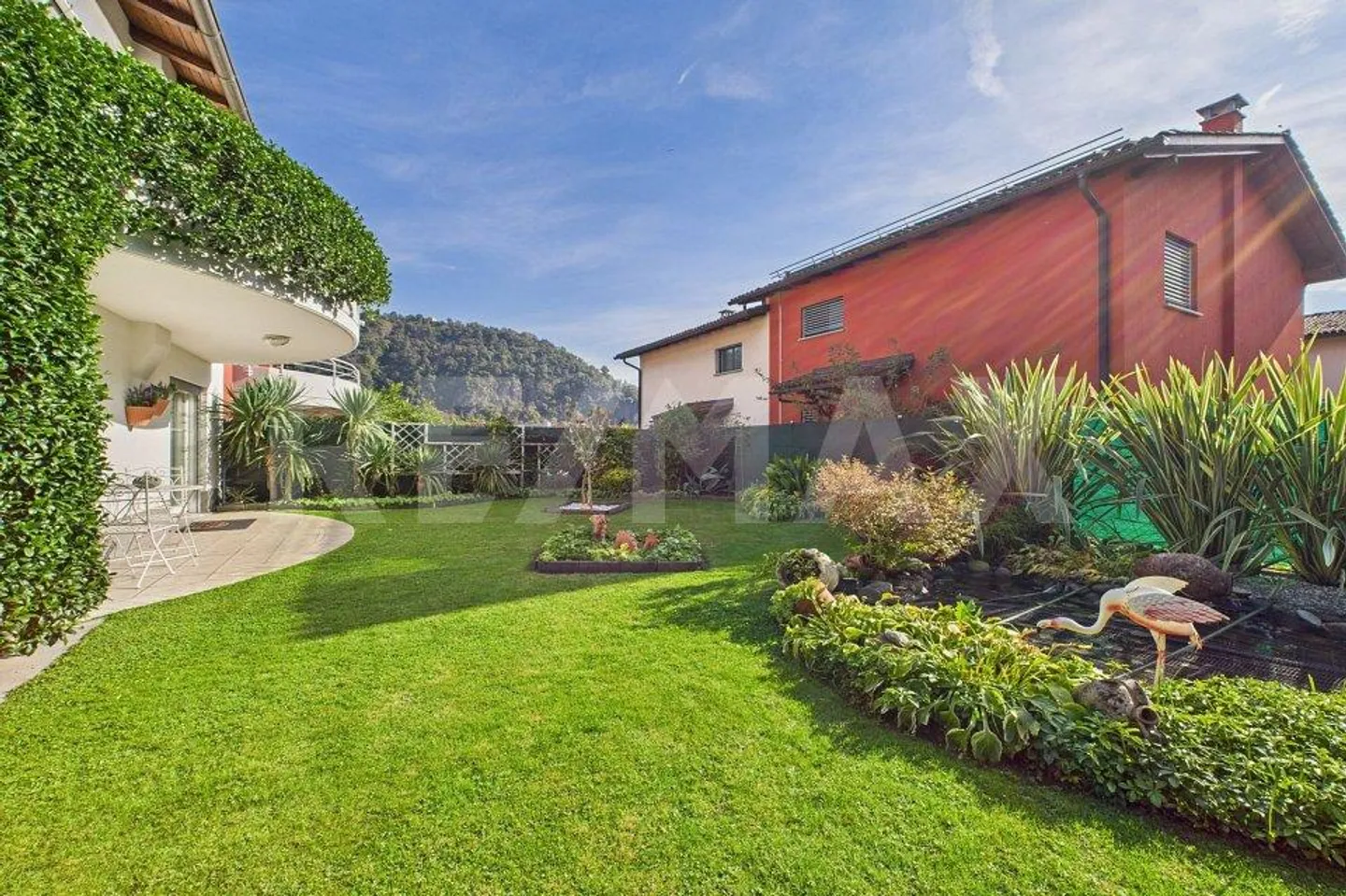 Elegant semi-detached house with beautiful garden in Bedano - Photo 3 of 13