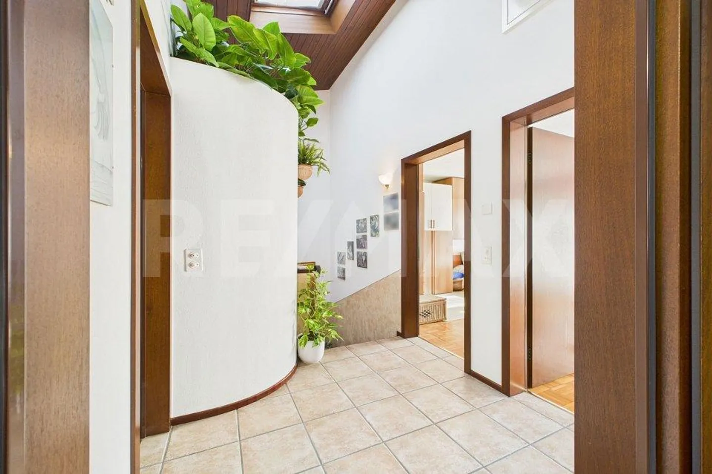 Elegant semi-detached house with beautiful garden in Bedano - Photo 7 of 13