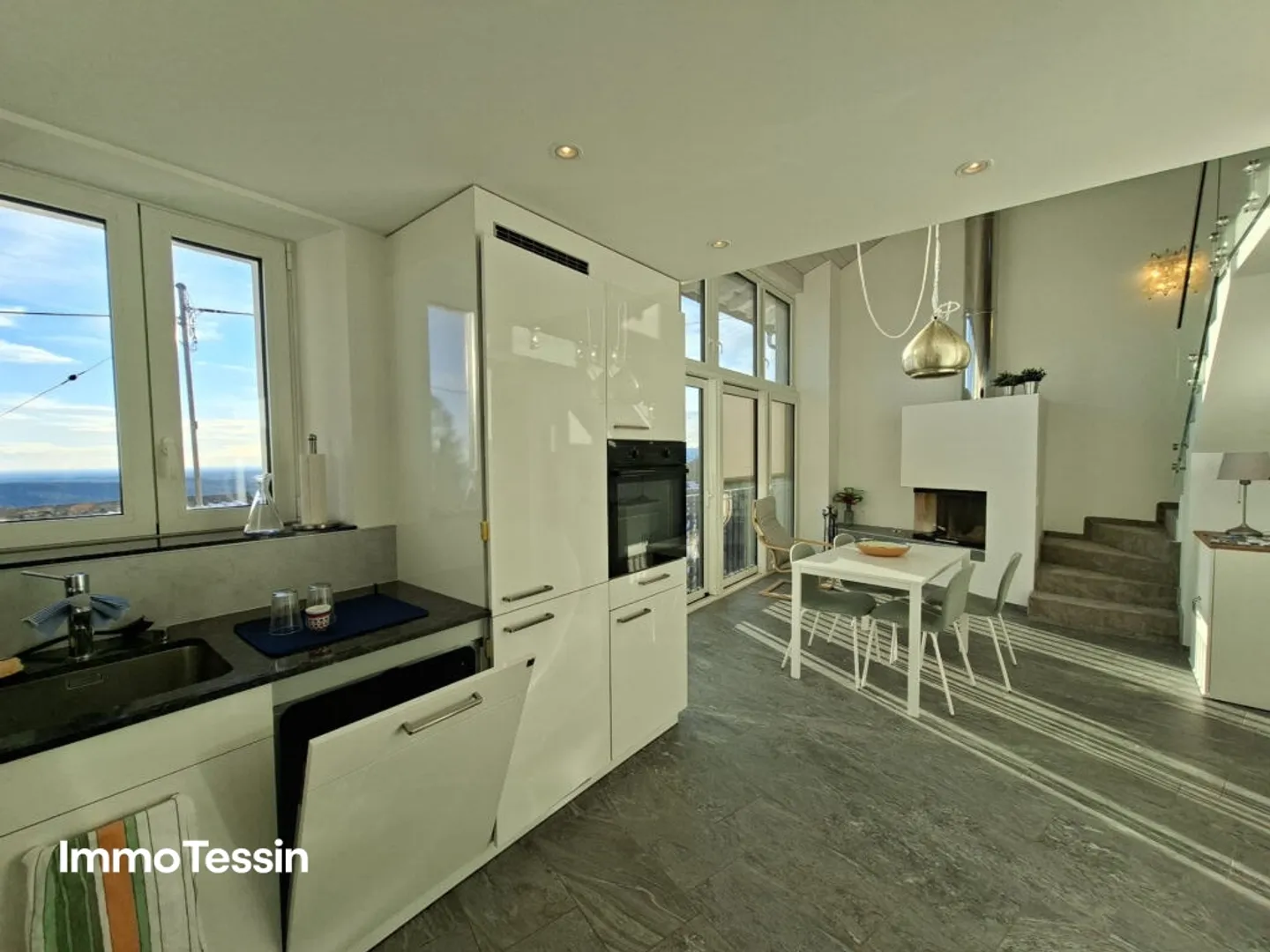 RENDEMENT: Élégante maison multifamiliale luxueusement rénovée avec 3 appartements dans un endroit panoramique ensoleillé et calme - Photo 7 sur 13