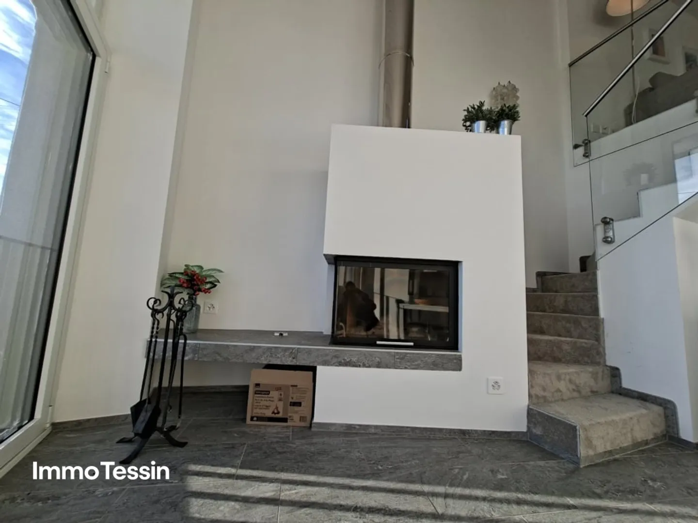 RENDEMENT: Élégante maison multifamiliale luxueusement rénovée avec 3 appartements dans un endroit panoramique ensoleillé et calme - Photo 9 sur 13