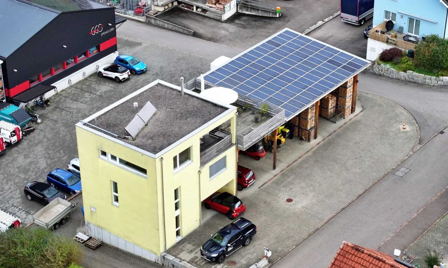 Single-family house with workshop and PV system in Gelterkinden - Photo 3 of 13