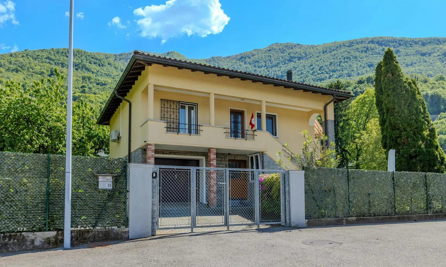 MAISON RÉNOVÉE DE 4,5 PIÈCES AVEC JARDIN À CADENAZZO - Photo 1 sur 9