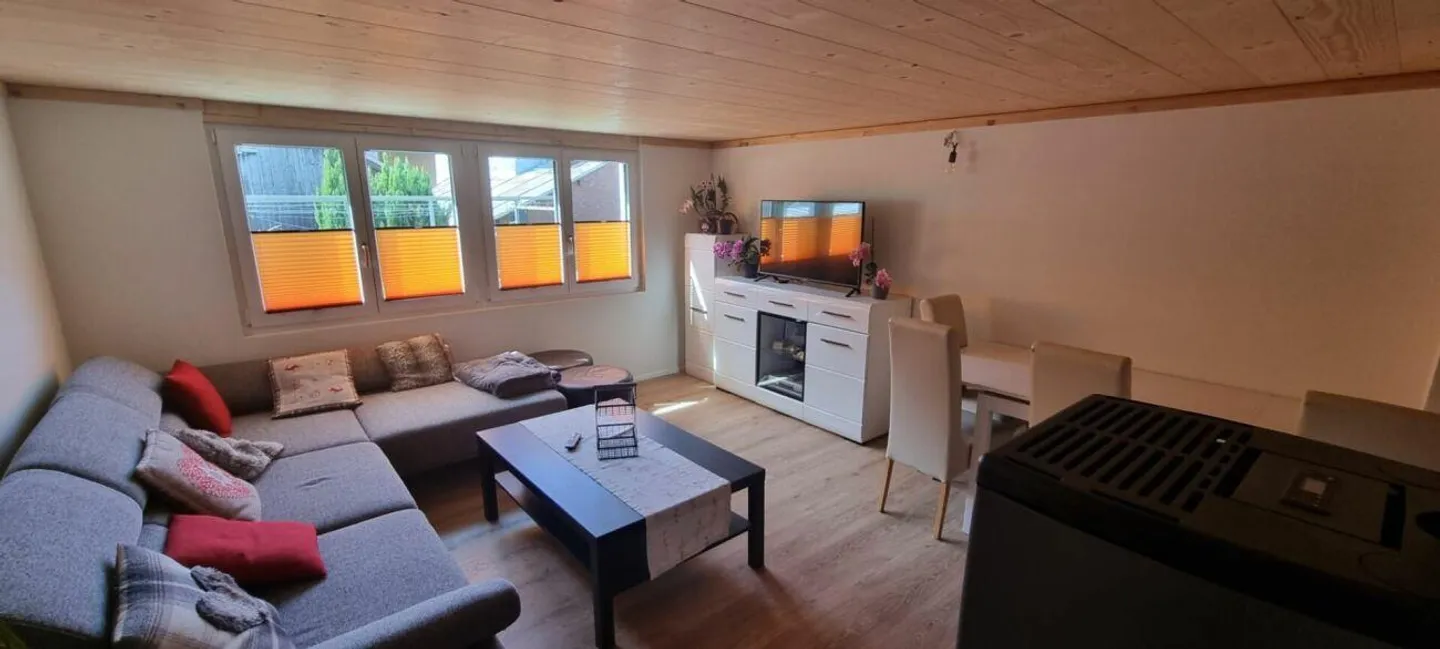 Casa bifamiliare di 4,5 stanze con un fascino particolare - Foto 2 di 12