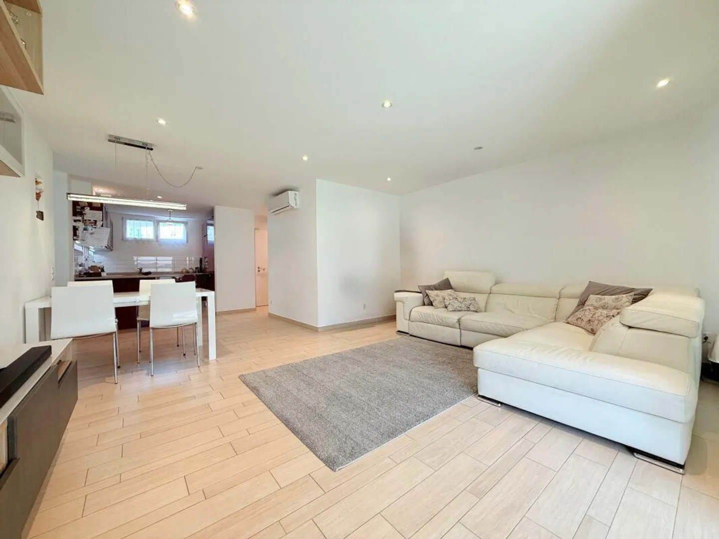 Spacieux et lumineux 4.5 pièces avec jardin - Arbedo Castione - Photo 3 sur 9