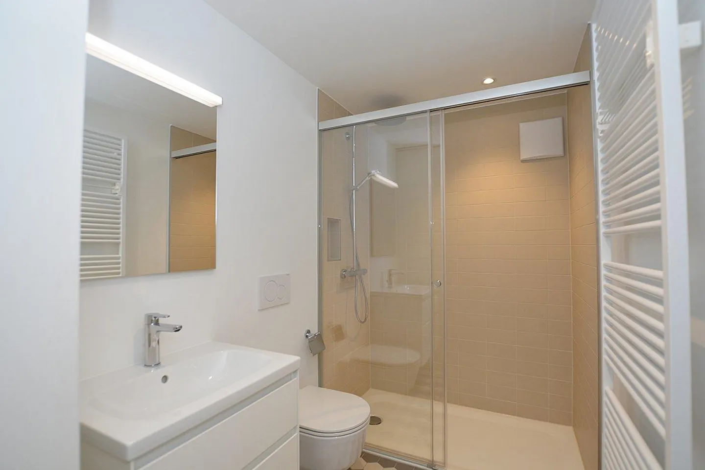 Première location après rénovation complète | Appartement penthouse élégant avec ... - Photo 11 sur 12