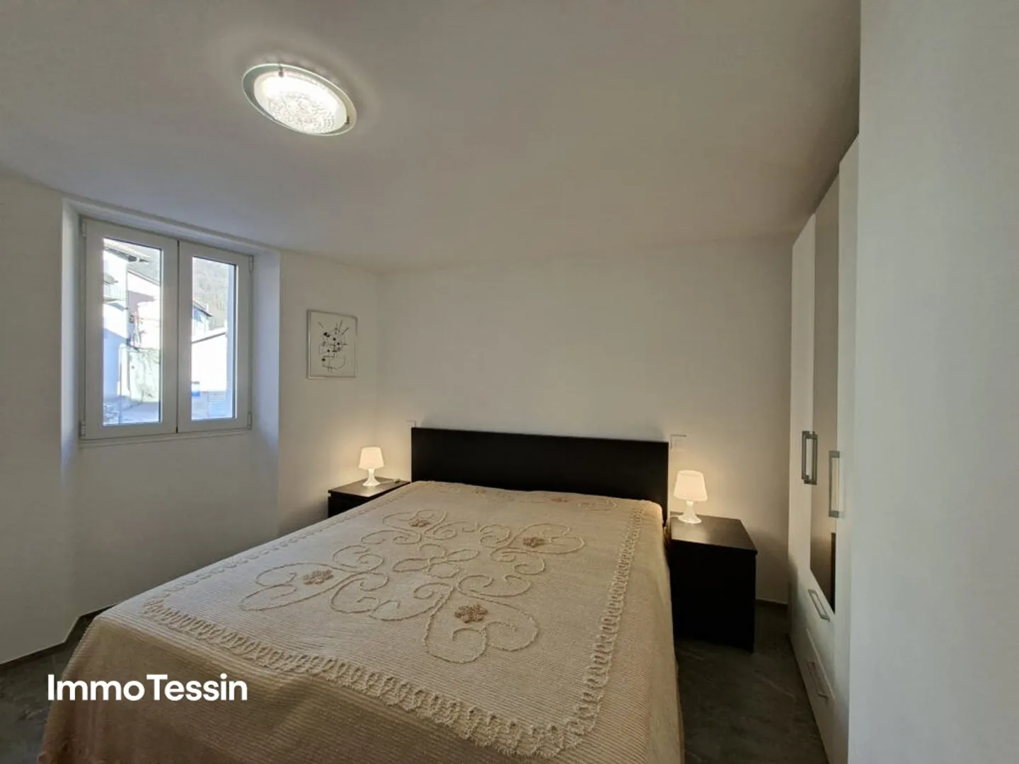 RENDEMENT: Élégante maison multifamiliale luxueusement rénovée avec 3 appartements dans un endroit panoramique ensoleillé et calme - Photo 12 sur 13