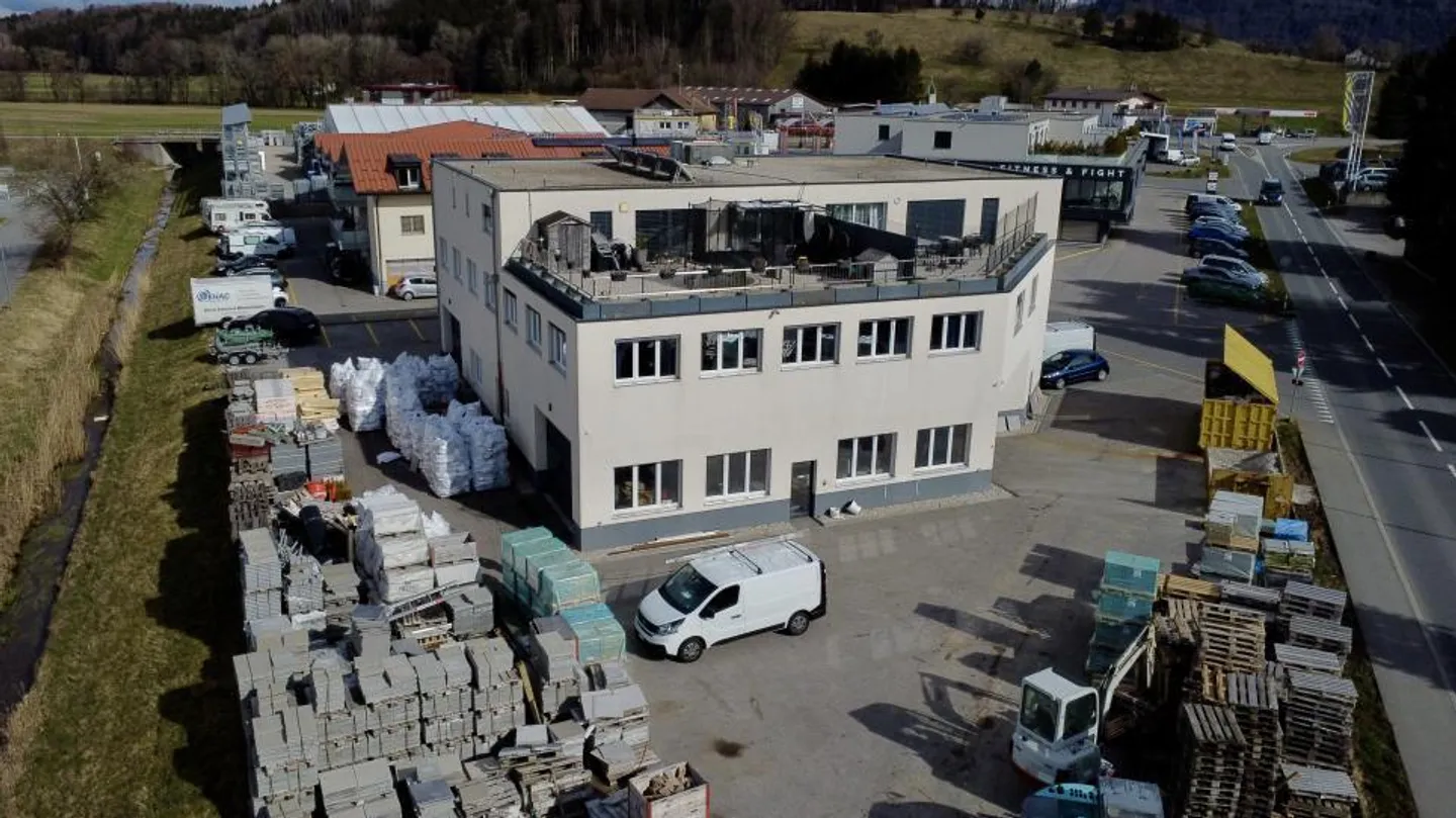 New building with many parking spaces - Photo 3 of 13