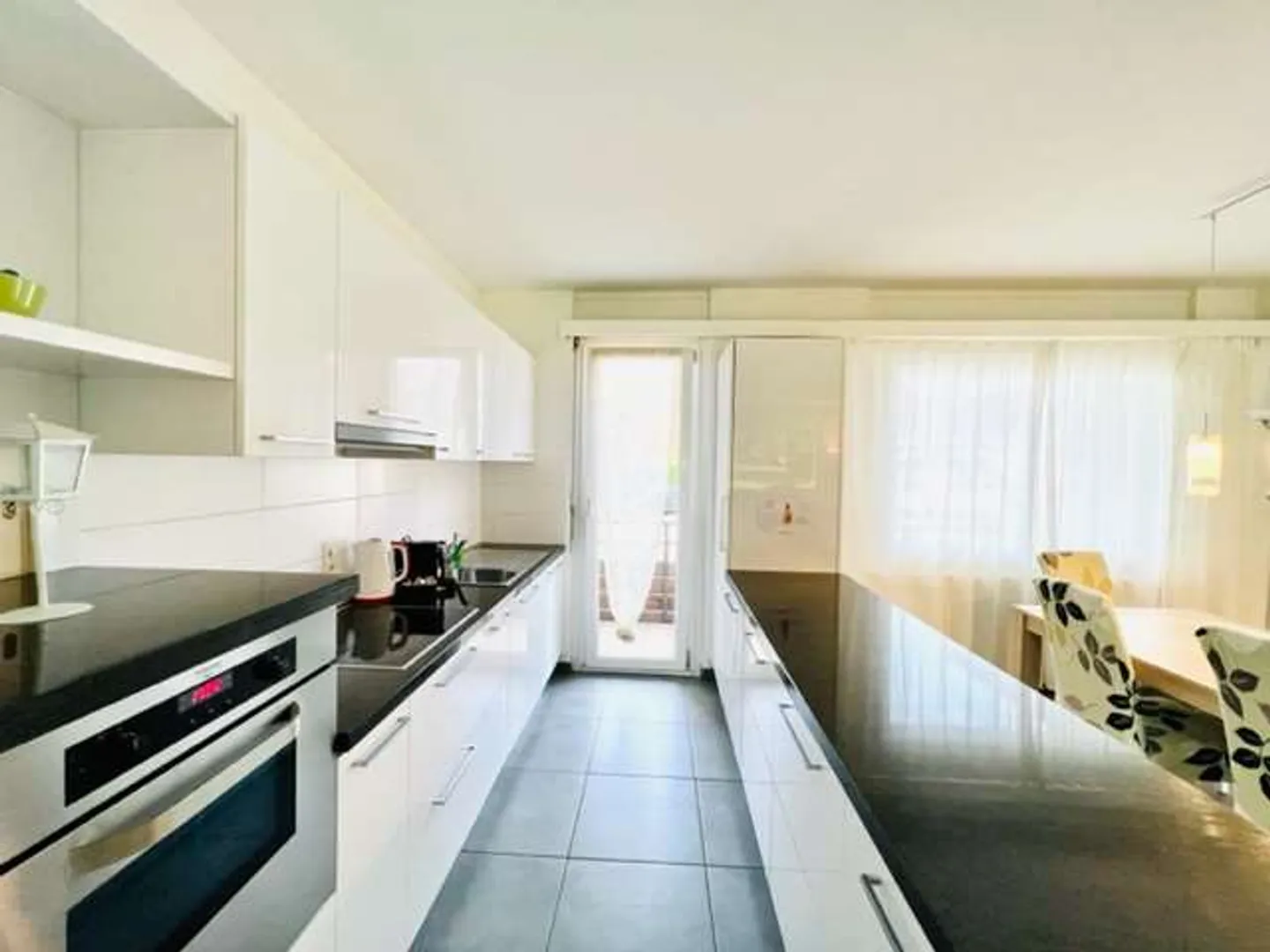 Appartement confortable de 4,5 pièces avec jardin - Photo 2 sur 13