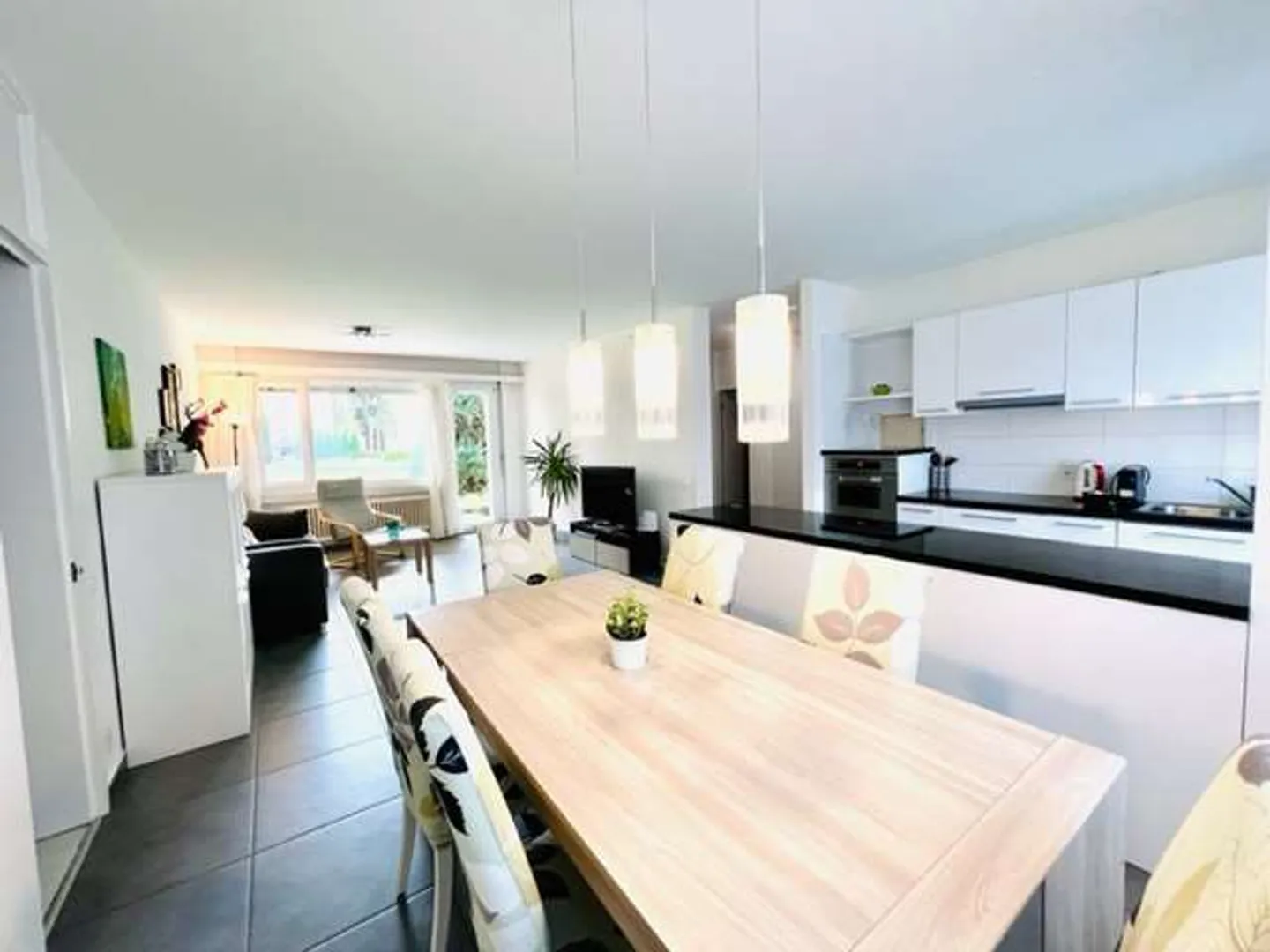 Appartement confortable de 4,5 pièces avec jardin - Photo 3 sur 13