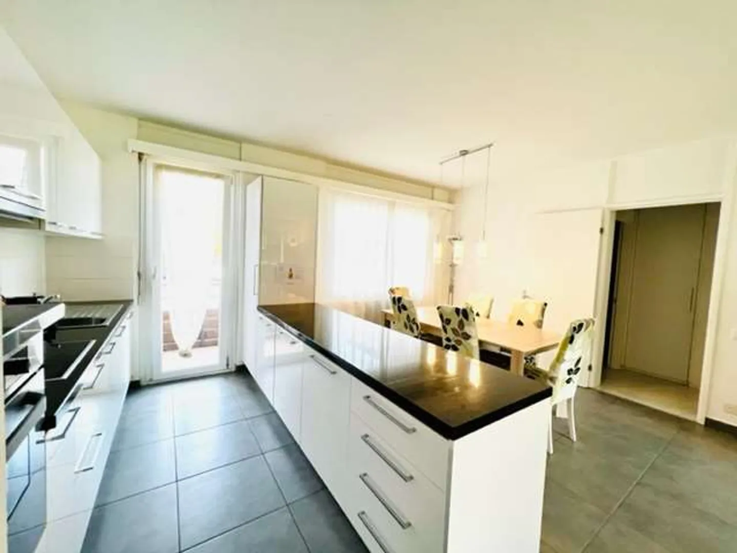 Appartement confortable de 4,5 pièces avec jardin - Photo 4 sur 13