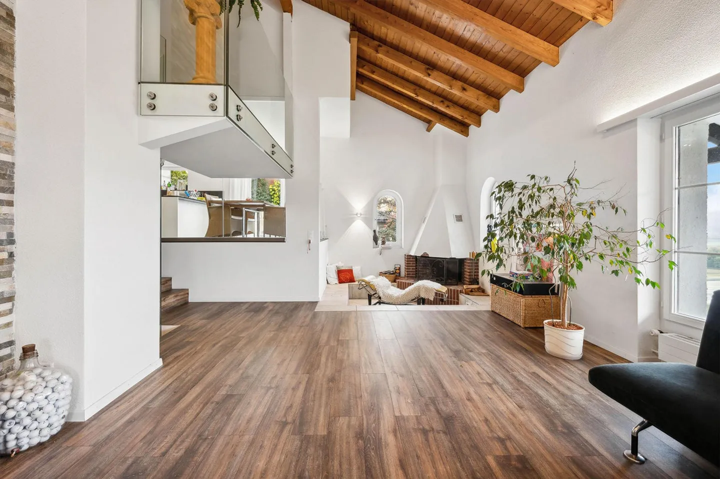 Exclusive Living with a View: Single-Family House with Apartment - Photo 2 of 13