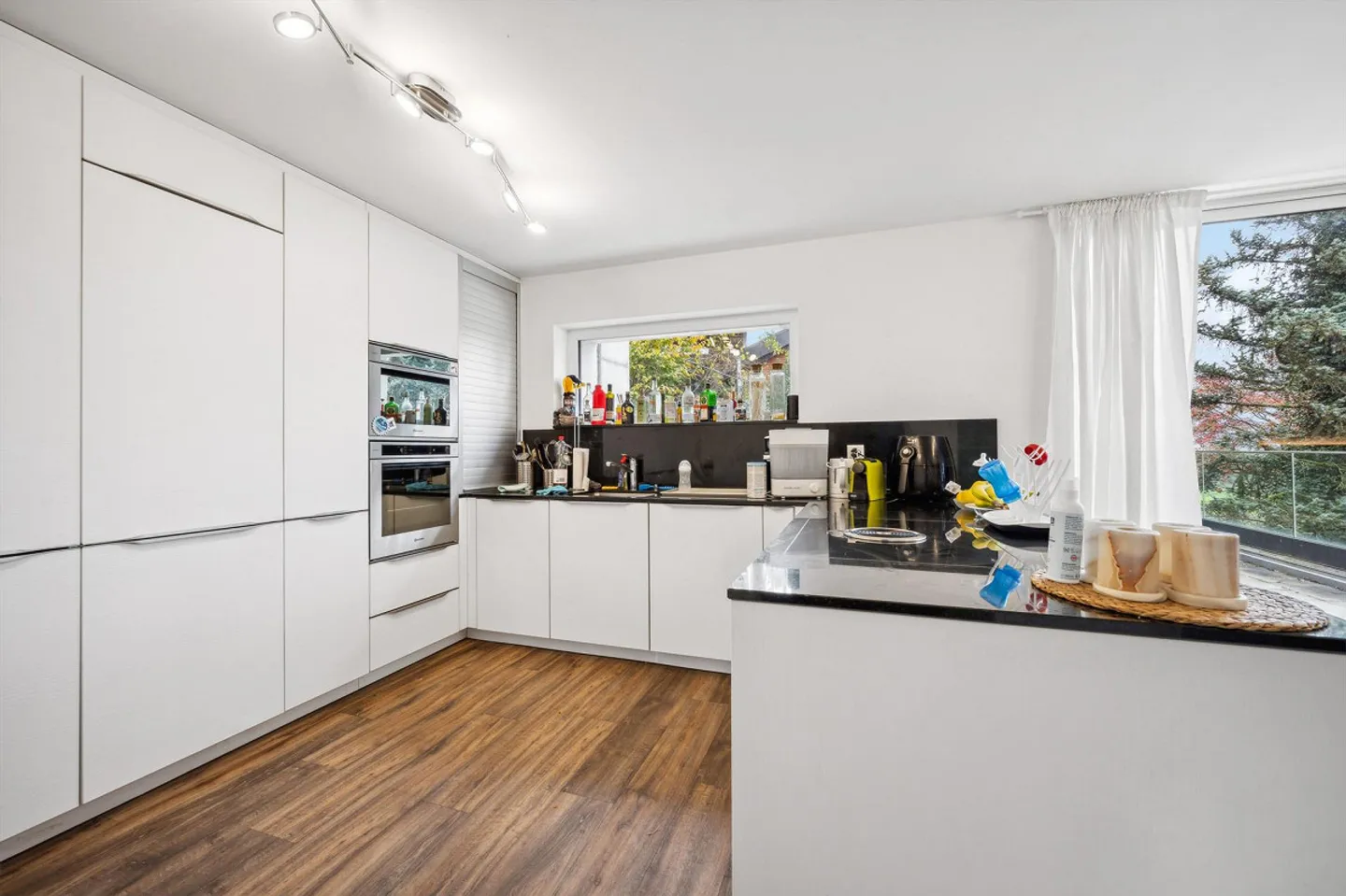 Exclusive Living with a View: Single-Family House with Apartment - Photo 4 of 13