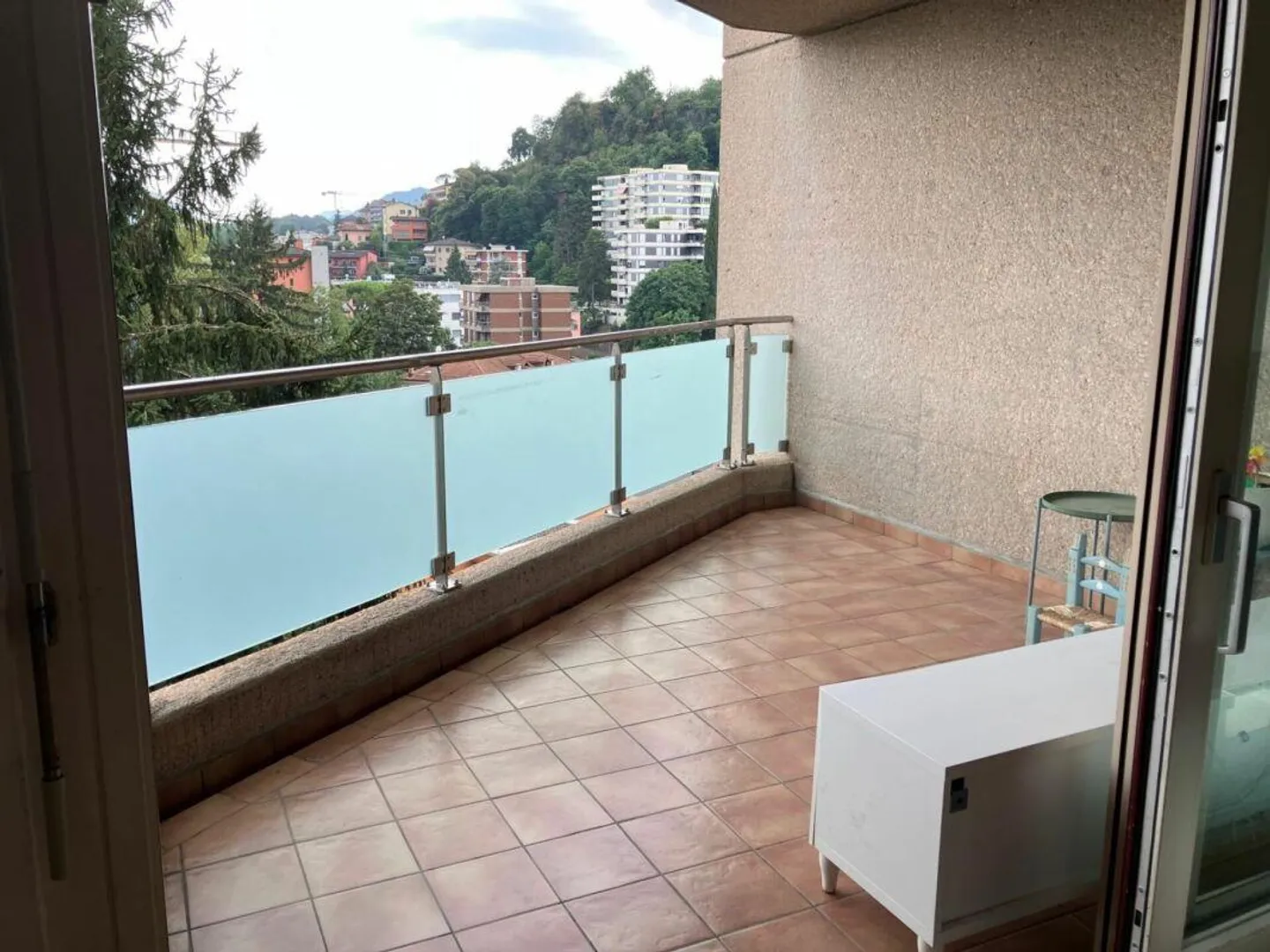 Appartamento spazioso con vista sulla città - Foto 8 di 9