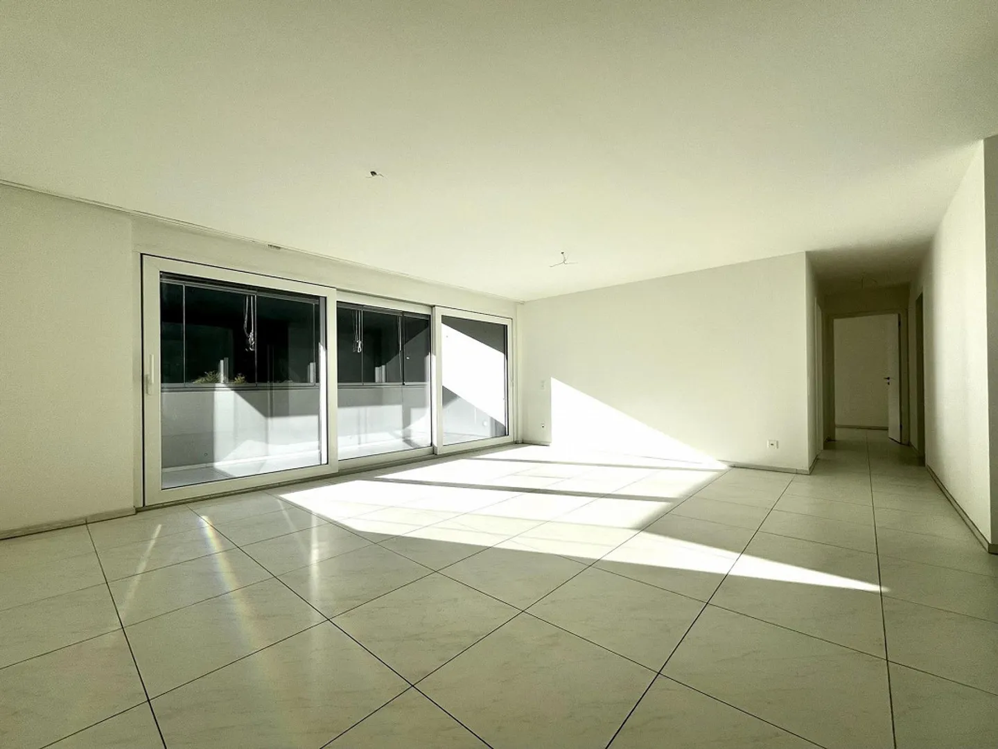 RIVERA - À LOUER 4.5 PIÈCES AVEC TERRASSE VITRÉE - Photo 3 sur 12