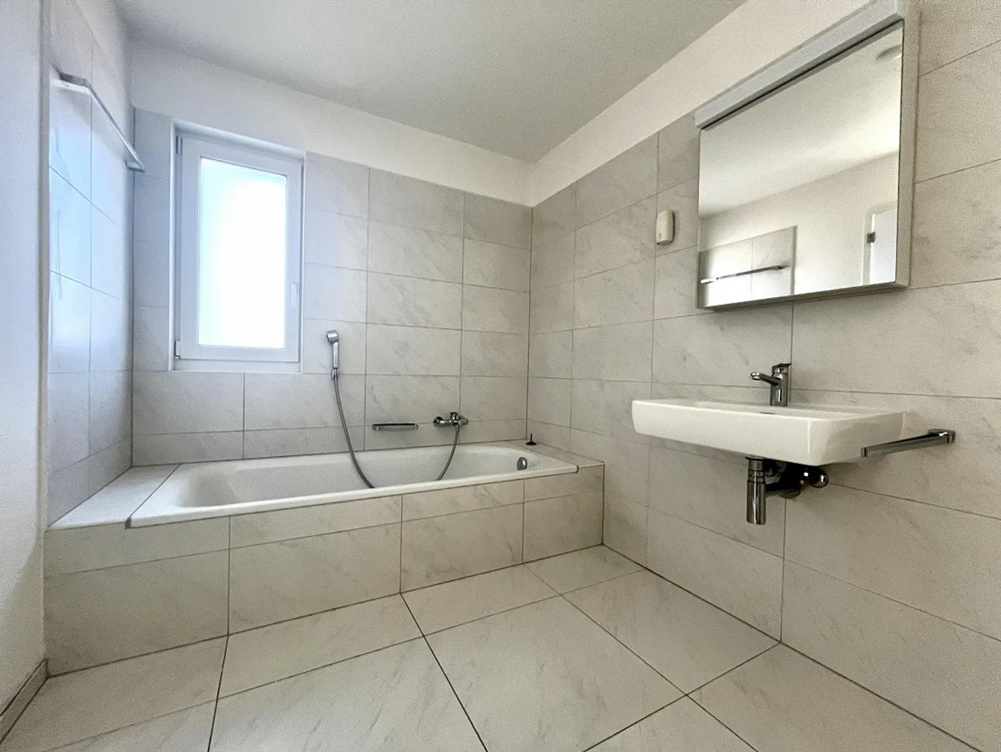 RIVERA - À LOUER 4.5 PIÈCES AVEC TERRASSE VITRÉE - Photo 12 sur 12