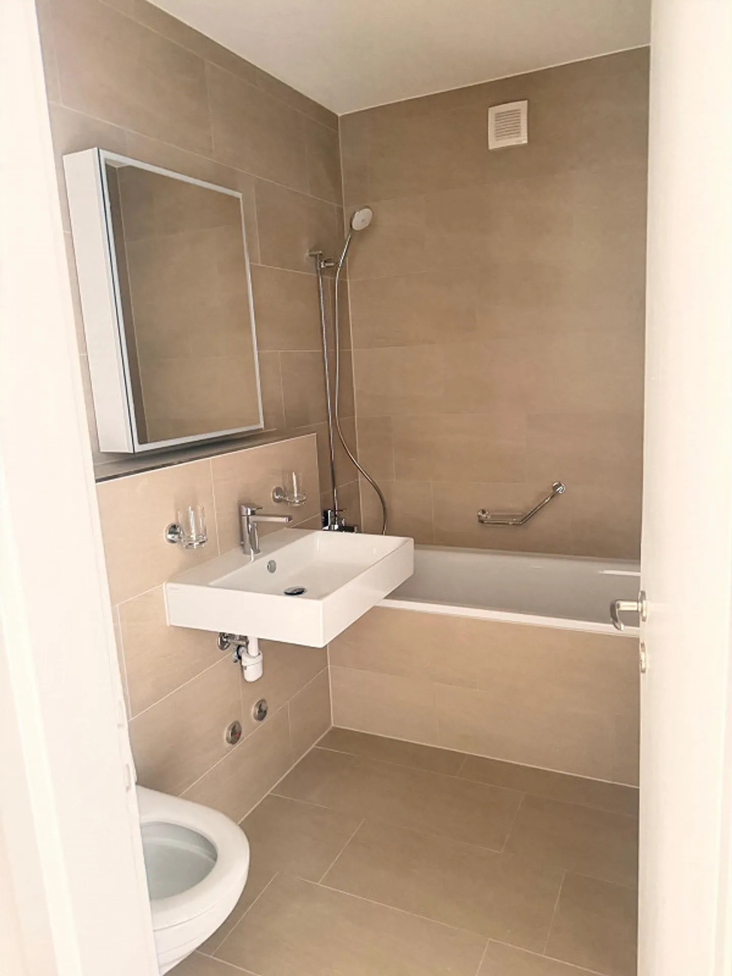 Newly Renovated Garden Apartment - Photo 11 of 12