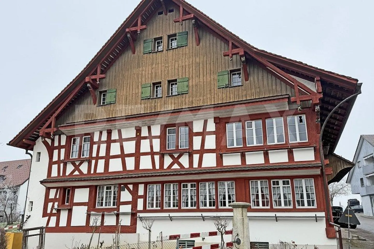 Appartement rustique et moderne de 2,5 pièces à louer dans un endroit calme - Photo 2 sur 8