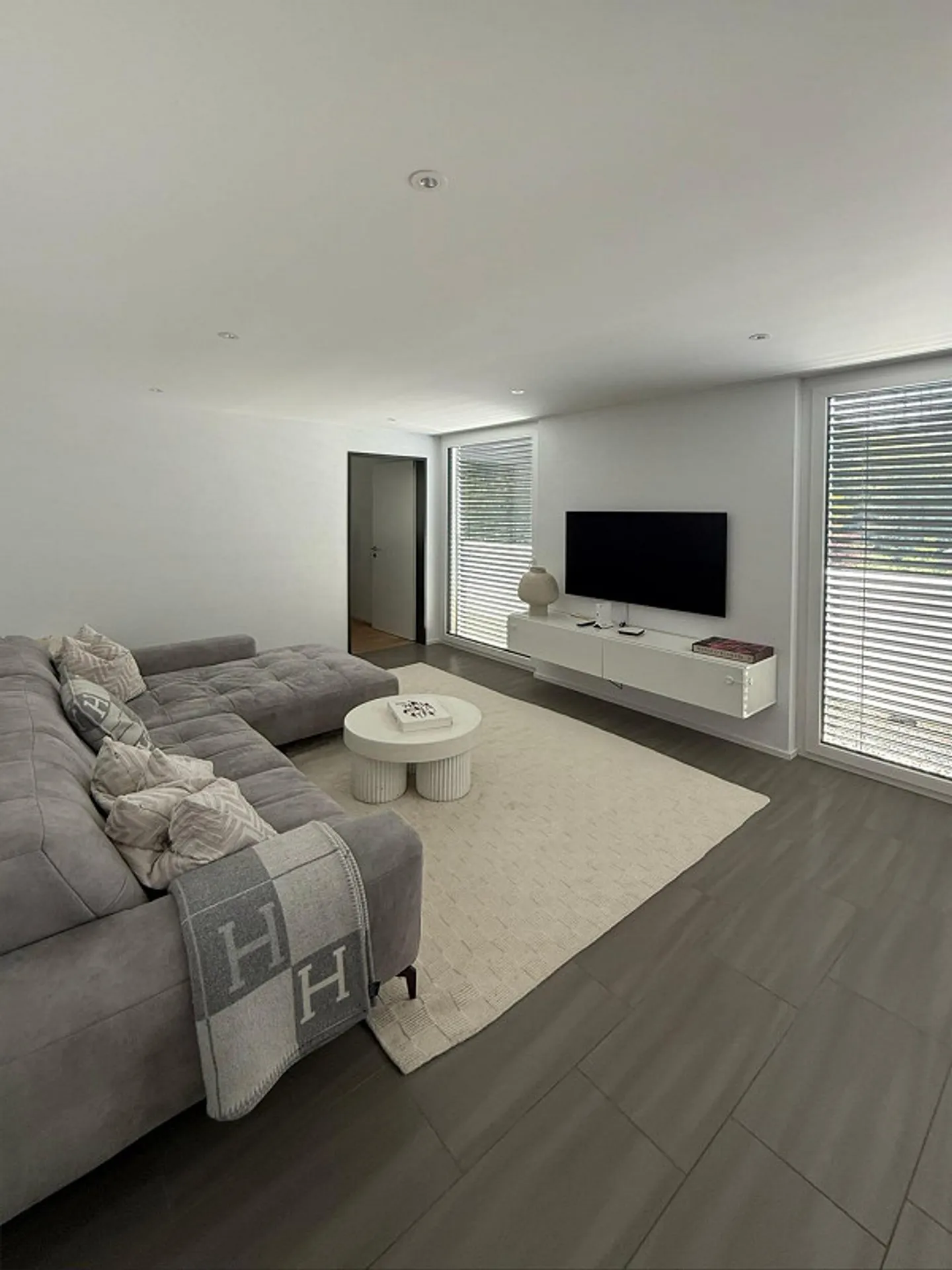 Moderno appartamento attico di 4,5 stanze con grande terrazza e vista sulle montagne - Foto 3 di 14