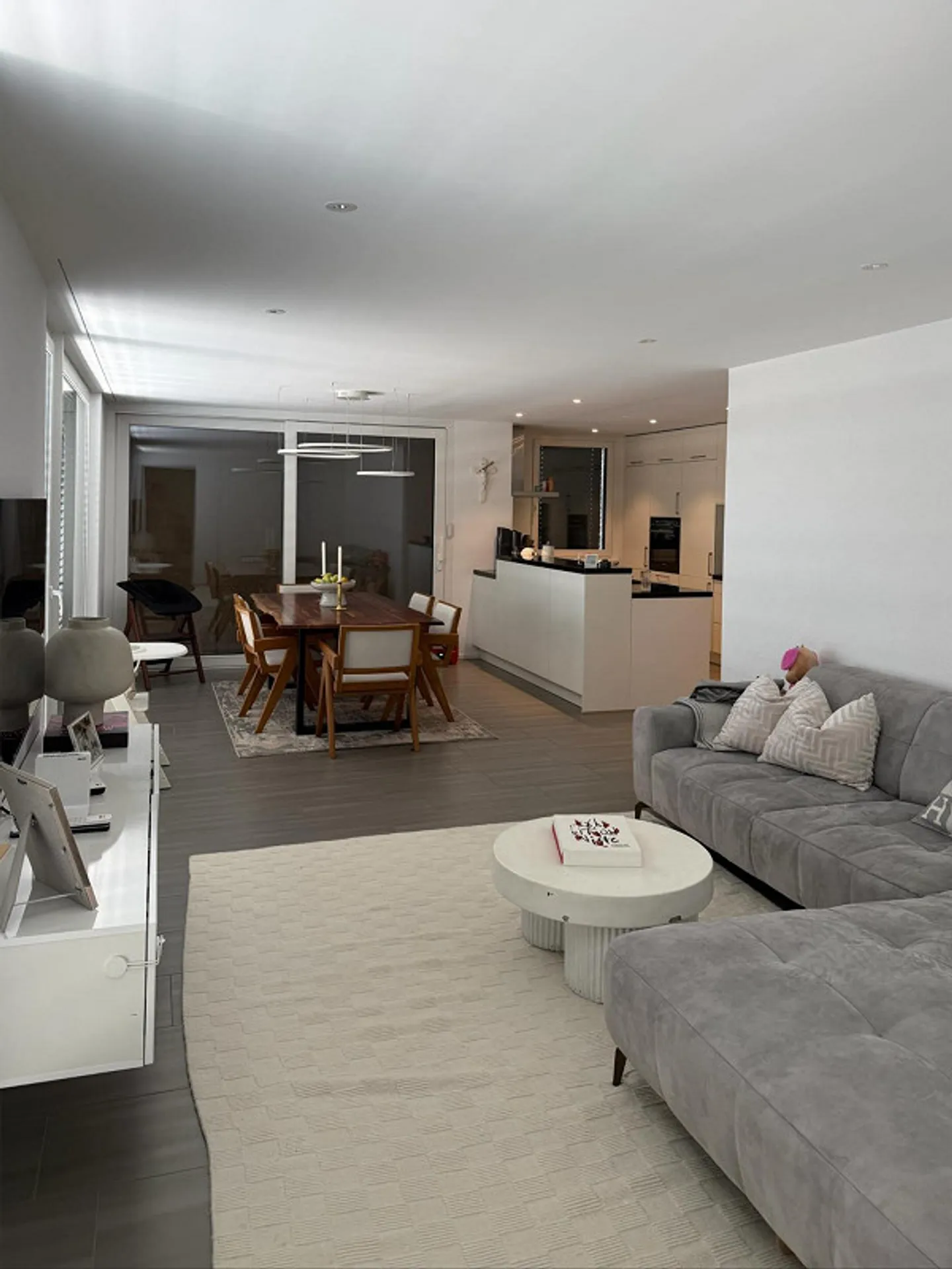 Moderno appartamento attico di 4,5 stanze con grande terrazza e vista sulle montagne - Foto 4 di 14