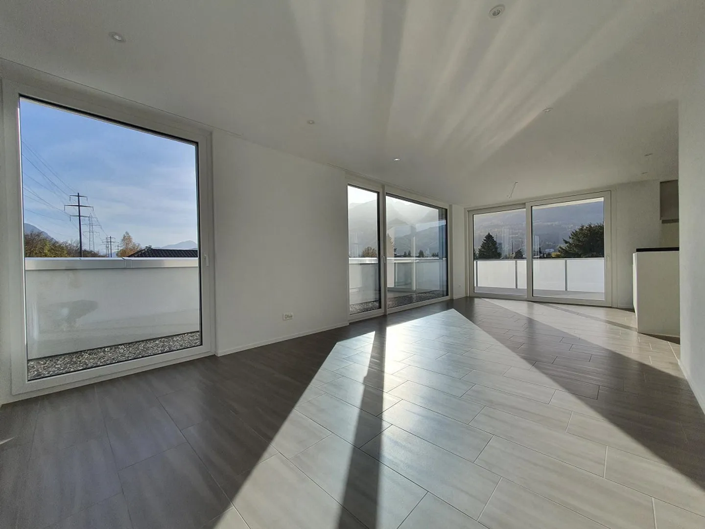Moderno appartamento attico di 4,5 stanze con grande terrazza e vista sulle montagne - Foto 9 di 14