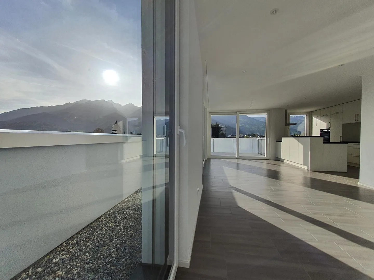 Moderno appartamento attico di 4,5 stanze con grande terrazza e vista sulle montagne - Foto 10 di 14