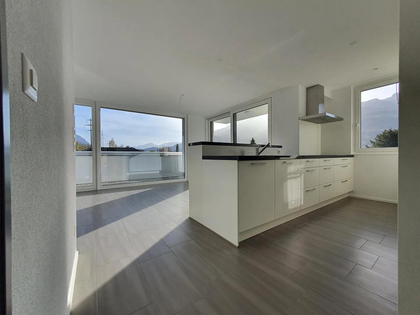 Moderno appartamento attico di 4,5 stanze con grande terrazza e vista sulle montagne - Foto 12 di 14