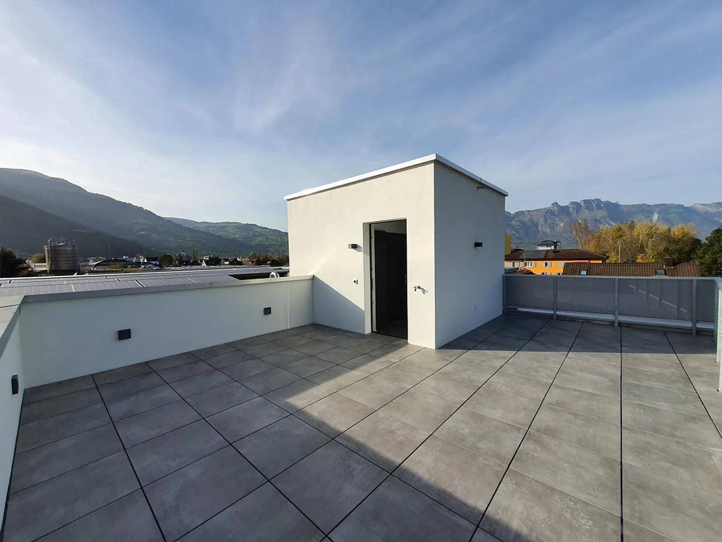 Moderno appartamento attico di 4,5 stanze con grande terrazza e vista sulle montagne - Foto 13 di 14
