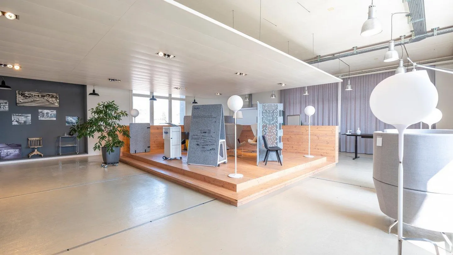 YOUR NEW COMMERCIAL SPACE CENTRAL WITH A VIEW! - Photo 6 of 11