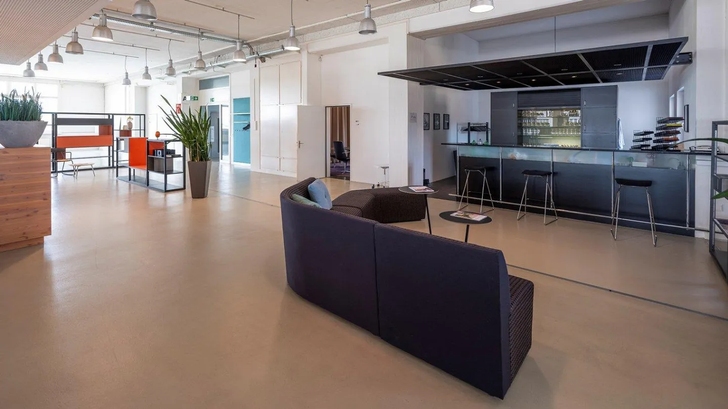 YOUR NEW COMMERCIAL SPACE CENTRAL WITH A VIEW! - Photo 9 of 11